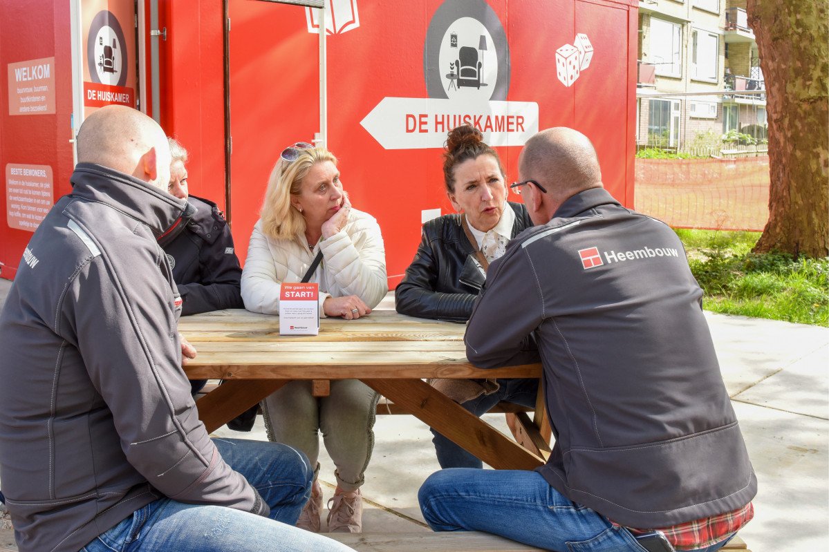 Huiskamerkeet bij verduurzaming 105 portiekwoningen door Heembouw