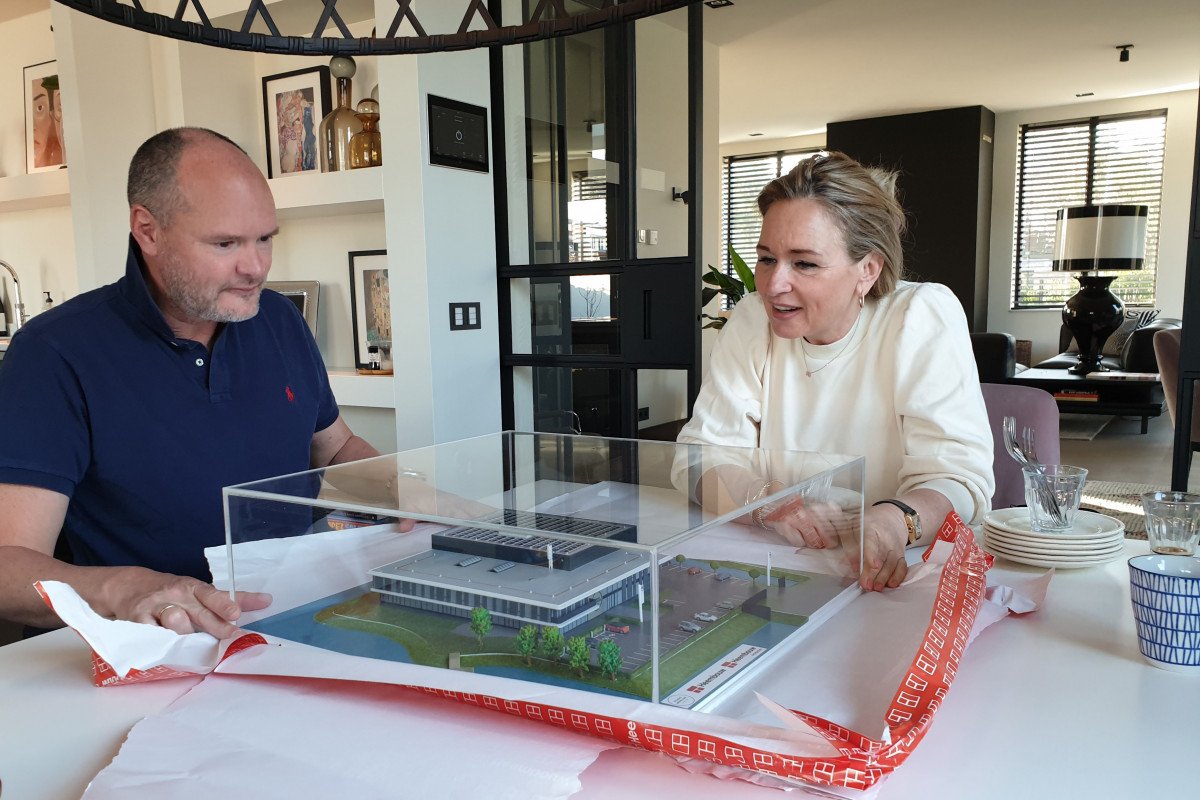 Anneloes van der Heijden en Jan-Willem van Loon (oprichters Studio Anneloes) bewonderen de maquette van hun nieuwe huisvesting