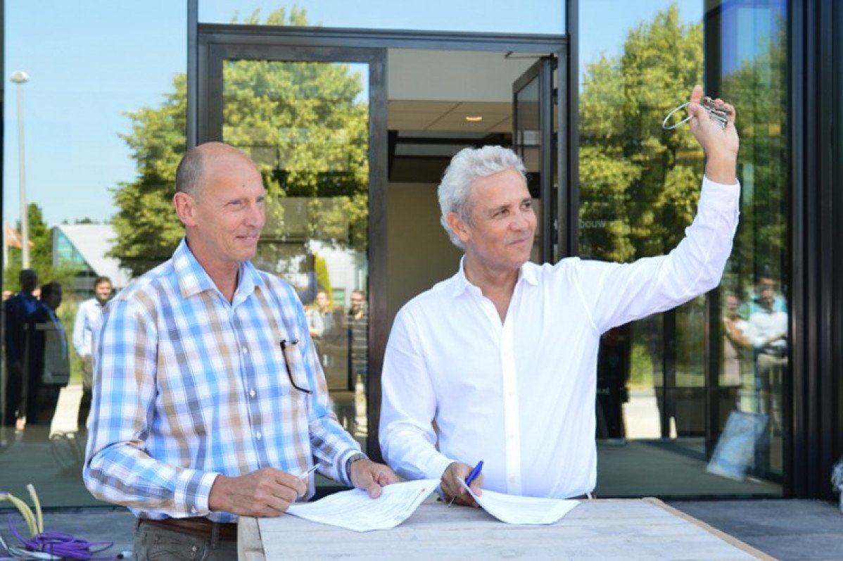 Ron Biesaart ontvangt de sleutels van zijn nieuwe pand uit handen van Jan van der Werf