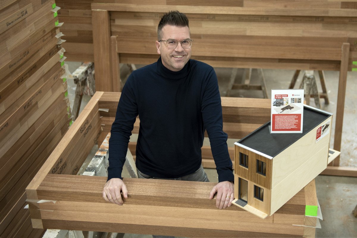 Jacques de Vos met een maquette van een Slimm woning