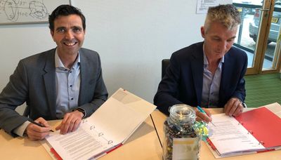 Op de foto van links naar rechts: Commercieel Directeur Guido Voermans van Heembouw Wonen en Directeur-bestuurder Rob van den Broeke van woningcorporatie QuaWonen.