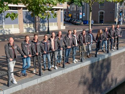 Het team van Verbouw en Renovatie op een rij aan de Utrechtse Gracht