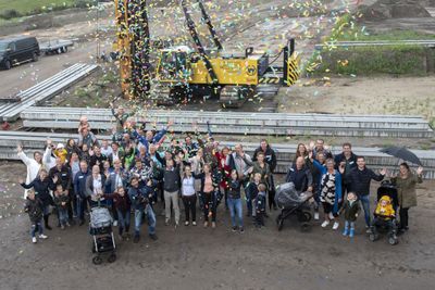 groepsfoto tijdens Feestelijke start bouw eerste fase Westend te Roelofarendsveen