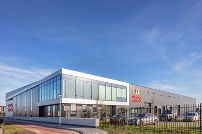 Op bedrijventerrein Oudeland in Berkel en Rodenrijs bouwt Heembouw het nieuw bedrijfspand voor familiebedrijf Zon Impex.