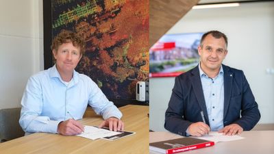 Jeroen Pelser van PelserHartman en Jordy de Jong van Heembouw Architecten ondertekenen de strategische samenwerkingsovereenkomst