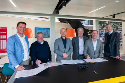 Ondertekening contract voor nieuwbouw wooncomplex Kappa & Omega in Leiden