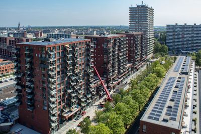 Luchtfoto Wonen Boven de Hoven Delft drie woontorens met appartementen