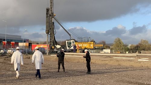 Op de bouwplaats in Alkmaar gaat de eerste paal de grond in voor het nieuwe distributiecentrum van Vomar