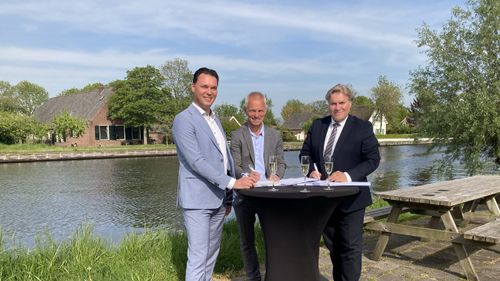 VOF Rijndijk 86 en Habeko wonen ondertekenen overeenkomst voor 15 sociale huurwoningen in Nieuw Rein