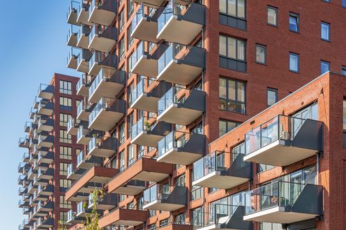 Wonen boven de hoven Delft gevels twee woontorens met balkons