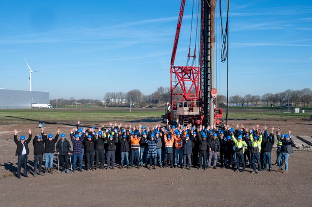Feestelijke eerste paal met groot gedeelte medewerkers Lemken door Heembouw gebouwd