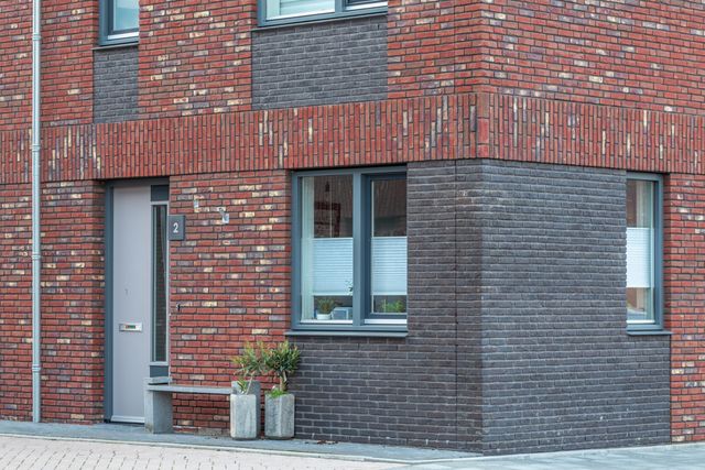 Detail voordeur en gevel van Nieuwbouw woonwijk De Marlot met 58 woningen ontwerp Heembouw Architecten