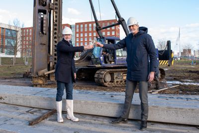 NVM-voorzitter Onno Hoes (links) en Algemeen directeur Heembouw Léon Heddes toosten op de start bouw van het nieuwe hoofdkantoor voor NVM