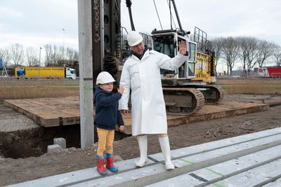 Reinier Wijnbergen, oprichter van Schaffenburg sloeg samen met zijn kleinzoon de eerste paal.