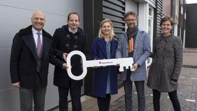 Op de foto vlnr.:Armand van de Laar (gemeente Rijswijk),Han Smits (Heembouw),Marloes Borsboom (gemeente Rijswijk),Ronald Vredenborg (Modernista) enMieke Slingerland (Modernista)