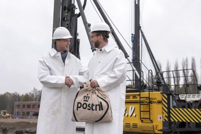 Rechts wethouder Burggraaf, links Coen Schut van PostNL