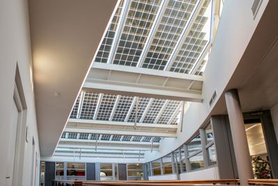 BIPV panelen op glazen koepel atrium kantoor Heembouw in Roelofarendsveen.