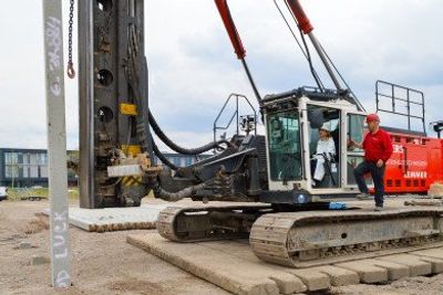 Anneloes van der Heijden (oprichter Studio Anneloes) slaat de feestelijke paal