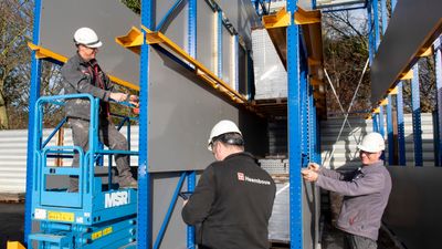 Collega's van het team Verbouw & Renovatie aan het werk bij stellingen van Quooker