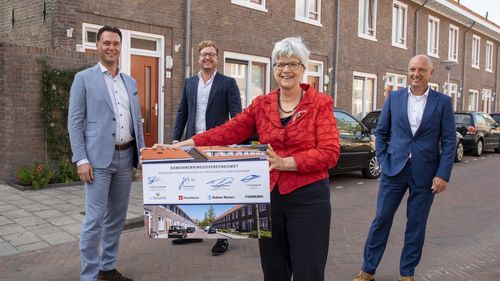 Persfoto ketenpartners de sleutels verduurzaming leidse woningen