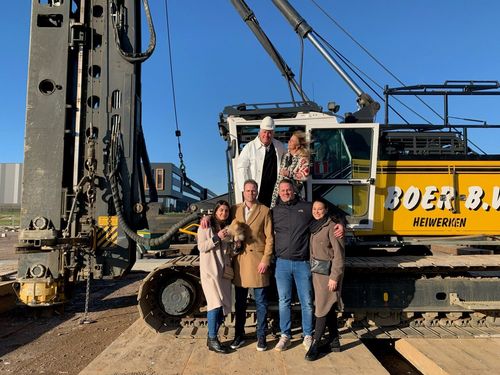 Familie CROP slaat de eerste paal van nieuw te bouwen pand door Heembouw