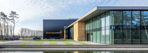 Exterieur Productielocatie met kantoor Orangeworks Oss ontwerp Heembouw Architecten