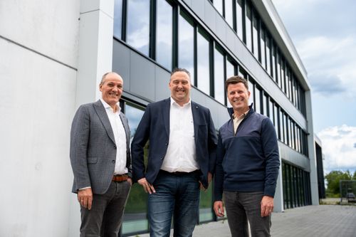. CEO Henny de Haas en vestigingsleider Wesley Bleijenberg van Hoppenbrouwers, proostten met Heembouw’s Paul Denissen