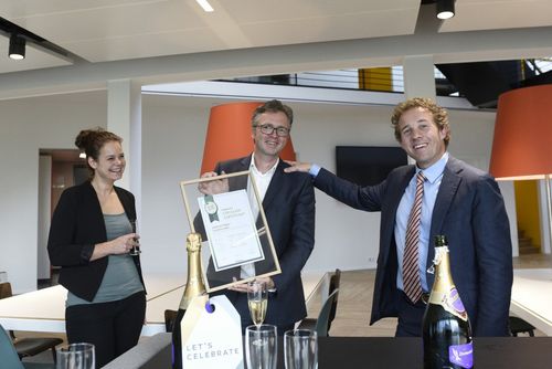 Roland van Oostrom neemt circulair groen bezig certificaat in ontvangst