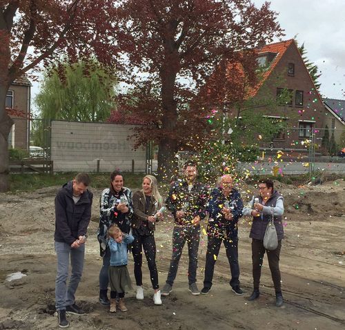 Nieuwbouw 3 woningen de Oevers toekomstige bewoners met confetti