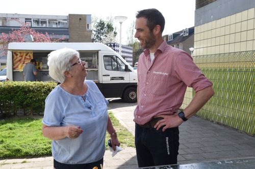 Bob Jonkheer met bewoner bij startfeestje renovatie woningbouwproject Vreebos Zoetermeer voor Vidomes