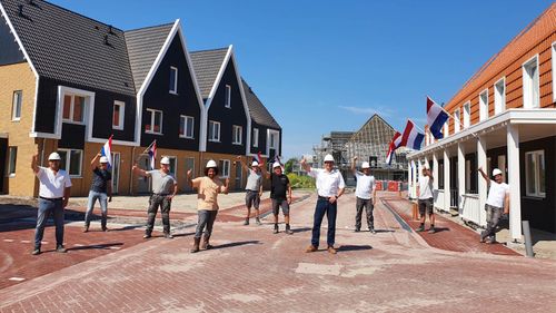 Een beetje geven en nemen: corona staat centraal in digitaal Heembouw Wonen magazine